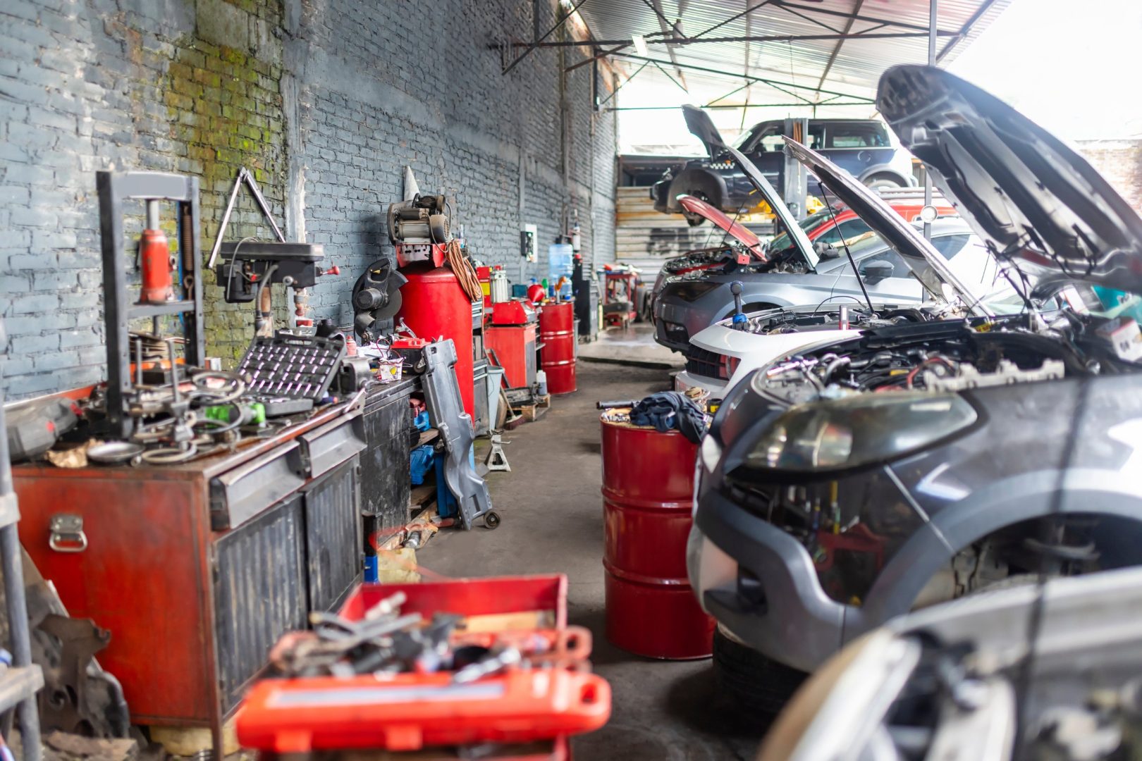 Automobilių remonto dirbtuvėje (asociatyvi nuotrauka)