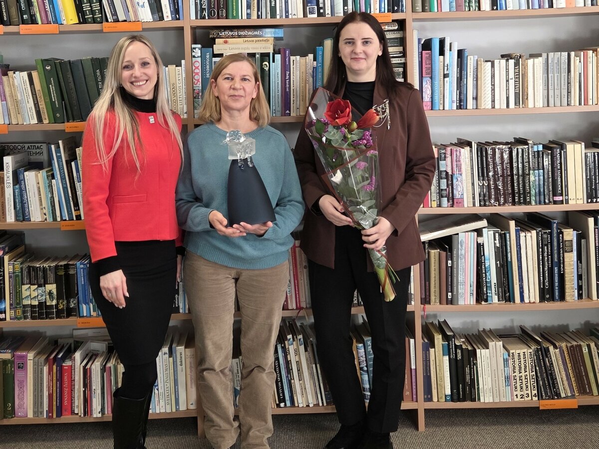 Nuotraukoje (iš kairės) – Trakų rajono savivaldybės viešosios bibliotekos l. e. p. direktorė Dovilė Bagdanavičienė, Aukštadvario padalinio vyr. bibliotekininkė Ramunė Jarmalavičiūtė ir direktorės pavaduotoja Justina Varičkina. Jolantos Zakarevičiūtės nuotr. 
