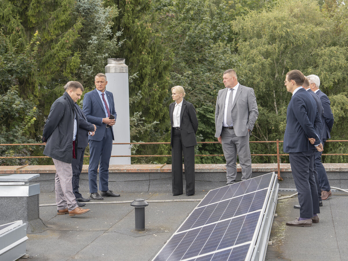 Alytaus rajono savivaldybėje lankęsis energetikos ministras Žygimantas Vaičiūnas su rajono mere Rasa Vitkauskiene ir jos komanda apžiūrėjo ant Butrimonių gimnazijos stogo įrengtas saulės elektrines. 