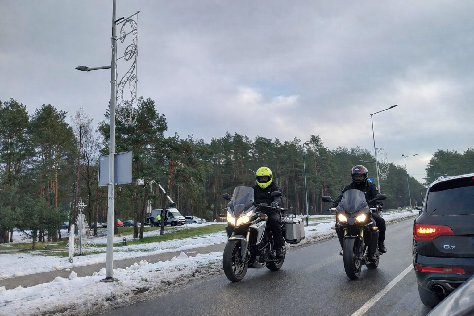 Motociklininkai žiemą. (Asociatyvi DI sugeneruota fotografija)