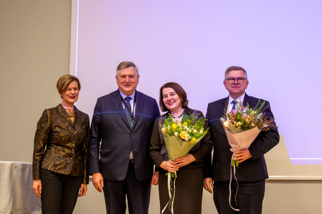 Senato pirmininkė profesorė Jūratė Macijauskienė, rektorius profesorius Rimantas Benetis, Neringa Paužienė ir Dainius Haroldas Pauža.